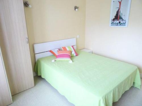 une chambre avec un lit avec deux oreillers dessus dans l'établissement Résidence Montcalm C - Logement douillet dans Résidence avec Piscine et Tennis ! MAE-6844, à Aix-les-Bains