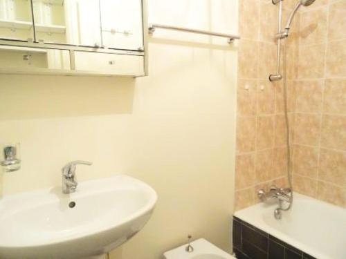 une salle de bain avec un lavabo, une douche et des toilettes dans l'établissement Résidence Montcalm C - Logement douillet dans Résidence avec Piscine et Tennis ! MAE-6844, à Aix-les-Bains