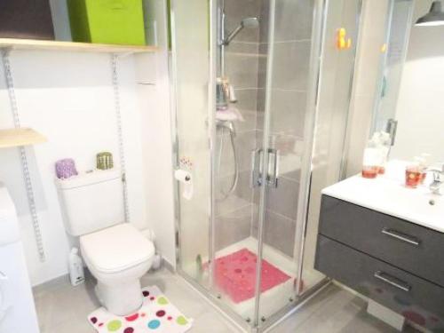 une salle de bain avec une douche avec des toilettes et un lavabo dans l'établissement Résidence Le Bachelard - Logement hyper centre, moderne ! MAE-6814, à Aix-les-Bains