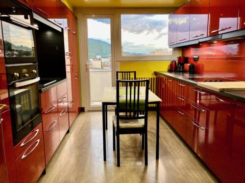 une cuisine avec une table et des chaises et une fenêtre dans l'établissement Résidence Le Constellation - Très fonctionnel pour ce joli appartement ! MAE-6614, à Aix-les-Bains