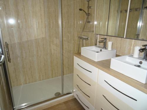 une salle de bain avec douche et lavabo dans l'établissement Résidence Le Constellation - Très fonctionnel pour ce joli appartement ! MAE-6614, à Aix-les-Bains