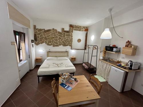 a small room with a table and a small kitchen at Aigua in Alghero