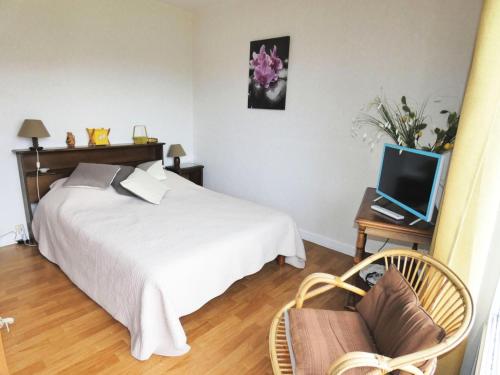 une chambre avec un lit et un bureau avec une télévision dans l'établissement Résidence Montcalm C - Coquet appartement avec piscine et tennis dans la résidence ! MAE-6854, à Aix-les-Bains