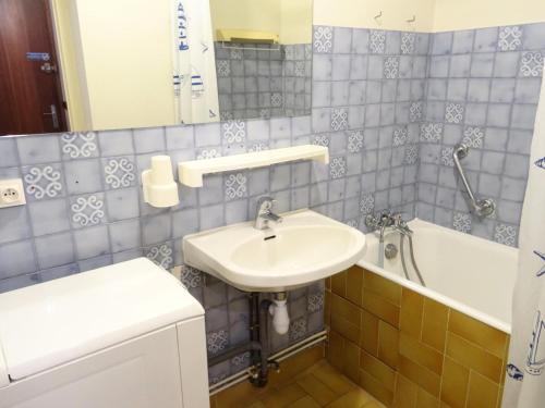 une salle de bain avec un lavabo et une baignoire dans l'établissement Résidence Montcalm C - Coquet appartement avec piscine et tennis dans la résidence ! MAE-6854, à Aix-les-Bains