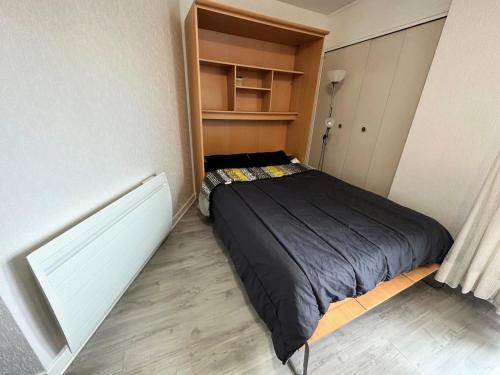 une petite chambre avec un lit dans une pièce dans l'établissement Résidence Les Cygnes - Paisible studio au bord du lac ! MAE-6674, à Aix-les-Bains