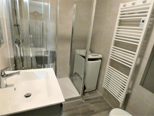 une salle de bain avec une douche, un lavabo et des toilettes dans l'établissement Résidence Les Cygnes - Paisible studio au bord du lac ! MAE-6674, à Aix-les-Bains