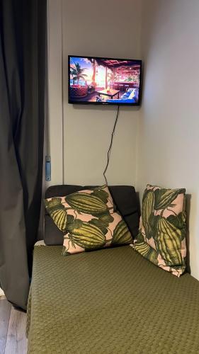 a room with a bed and a flat screen tv at Bonito apartamento en zona centrica de Barcelona in Barcelona