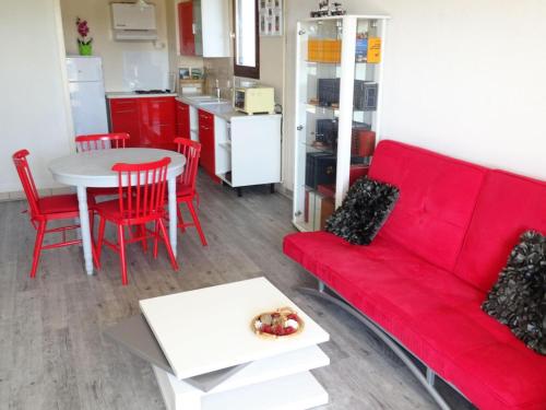 un salon avec un canapé rouge et une table dans l'établissement Residence L'alize - Entre Lac et Montagnes, acceuillant et douillet logement ! MAE-6684, à Aix-les-Bains