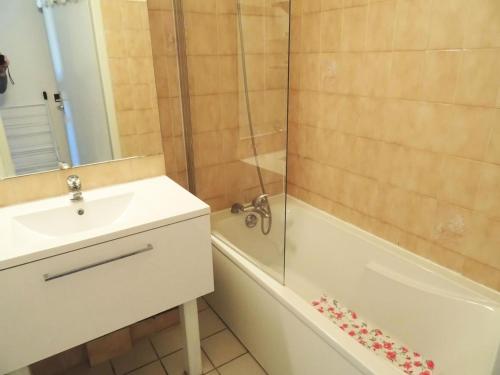 une salle de bain avec un lavabo et une douche dans l'établissement Residence L'alize - Entre Lac et Montagnes, acceuillant et douillet logement ! MAE-6684, à Aix-les-Bains