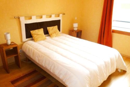een groot wit bed in een kamer met een raam bij Residence L'albizia - 2 Pièces pour 2 Personnes 754 in Aix-les-Bains