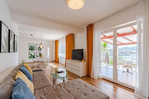TV a/nebo společenská místnost v ubytování Beachfront villa with private pool in Vela Luka