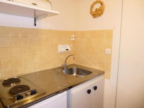 une petite cuisine avec un évier et une cuisinière dans l'établissement Résidence Le Chateau Durieux 4 - Au calme et avec jolie vue dégagée ! MAE-7094, à Aix-les-Bains