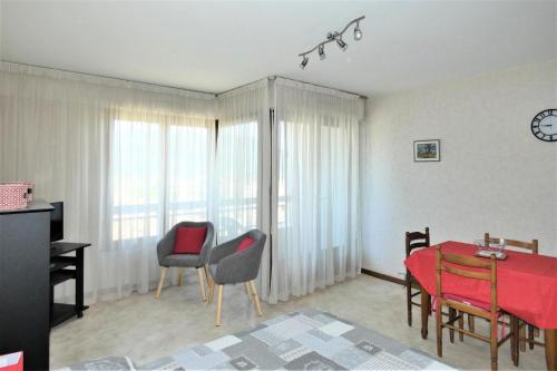 - un salon avec une table et des chaises rouges dans l'établissement Résidence Le Chateau Durieux 4 - Au calme et avec jolie vue dégagée ! MAE-7094, à Aix-les-Bains
