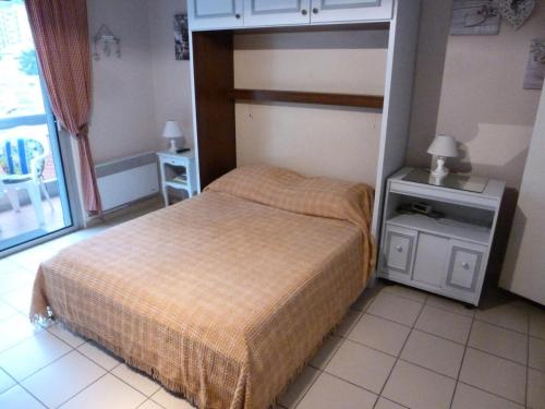 une petite chambre avec un lit et une table dans l'établissement Résidence L'elvire - Chaleureux Studio dans quartier animé ! MAE-6964, à Aix-les-Bains