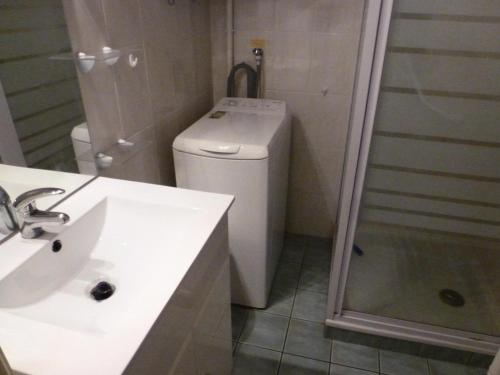 une salle de bain avec toilettes, lavabo et douche dans l'établissement Résidence L'elvire - Chaleureux Studio dans quartier animé ! MAE-6964, à Aix-les-Bains