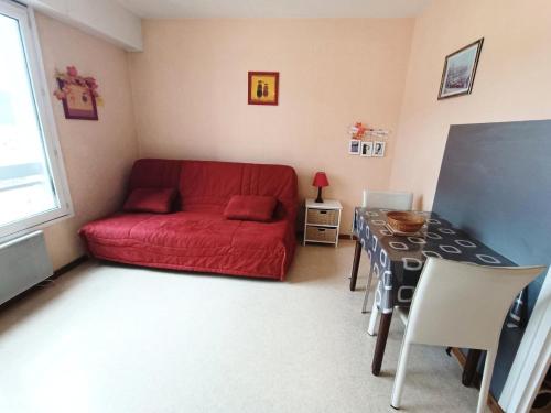 un salon avec un canapé rouge et une table dans l'établissement Résidence Le Chateau Durieux 4 - Très mignon studio et très calme ! MAE-6984, à Aix-les-Bains