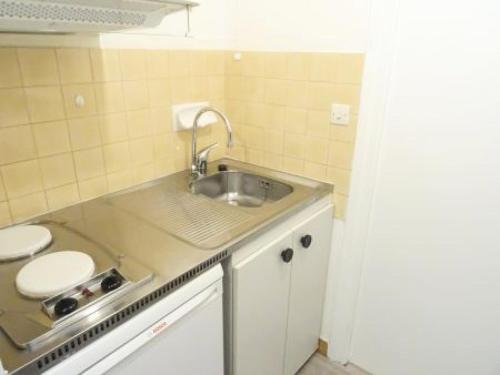 une petite cuisine avec un évier et un évier dans l'établissement Résidence Le Chateau Durieux 4 - Tout confort pour ce studio bien situé ! MAE-6994, à Aix-les-Bains