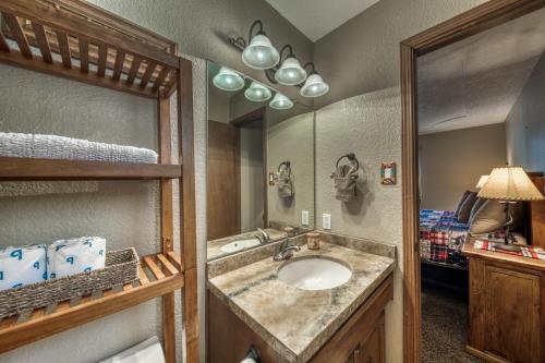 ein Bad mit einem Waschbecken und einem Spiegel in der Unterkunft Lazy Bear: 3 Bedroom Beauty for the Whole Family! in Ruidoso