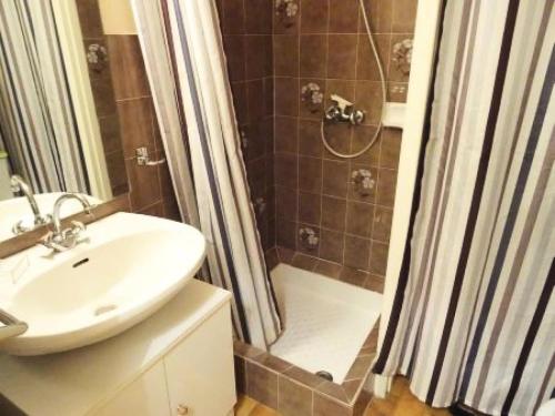 une salle de bain avec un lavabo et une douche dans l'établissement Résidence Le Chateau Durieux 4 - Ravisant et paisible studio 2 personnes ! MAE-7114, à Aix-les-Bains