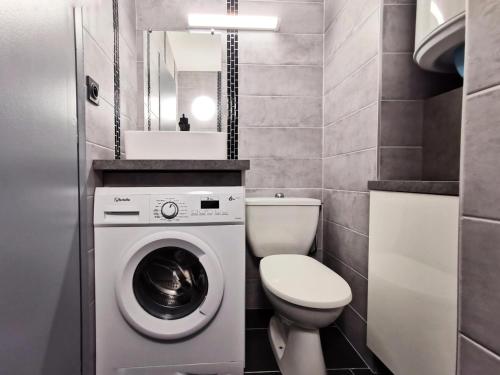une salle de bain avec machine à laver et toilettes dans l'établissement Résidence Le Chateau Durieux 4 - Coup de coeur pour ce petit studio entièrement relooké ! MAE-7184, à Aix-les-Bains