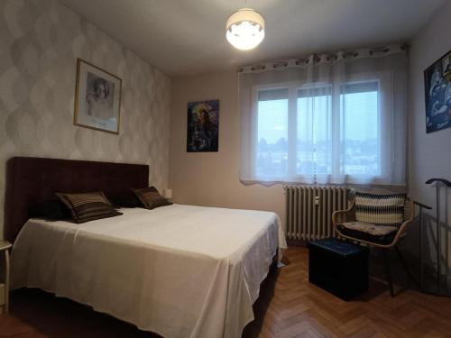 une chambre avec un lit et une fenêtre dans l'établissement Résidence Le Dauphin - T2 avec belle vue sur le coeur de la ville ! MAE-7254, à Aix-les-Bains