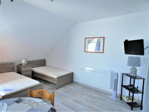 Cette chambre comprend un lit et une télévision murale. dans l'établissement Résidence Le Chateau Durieux 2 - Studio proche commerces ! MAE-7214, à Aix-les-Bains