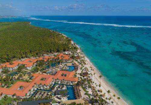 z powietrza widok na ośrodek na plaży w obiekcie Dreams Flora Resort & Spa - All Inclusive w Punta Cana