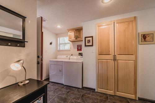 Η κουζίνα ή μικρή κουζίνα στο Miles Hacienda: Beautifully Remodeled, Centrally Located Ruidoso Cottage