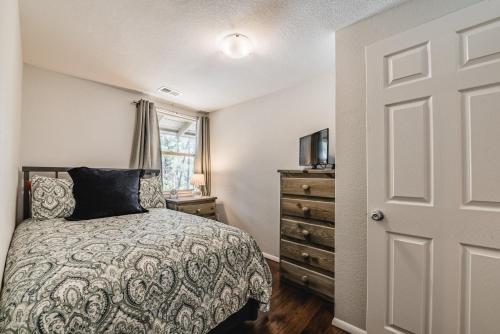 Ένα ή περισσότερα κρεβάτια σε δωμάτιο στο Miles Hacienda: Beautifully Remodeled, Centrally Located Ruidoso Cottage