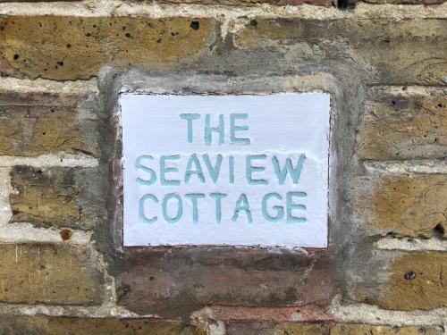 ブロードステアーズにあるSeaview Cottageの煉瓦の壁の看板