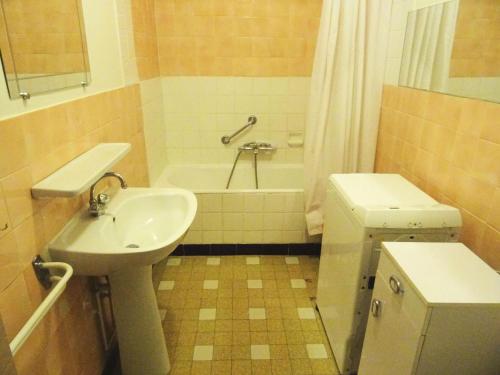 une salle de bain avec un lavabo, des toilettes et une baignoire dans l'établissement Residence Albion - Agréable logement avec belle vue sur Parc Boisé ! MAE-7514, à Aix-les-Bains