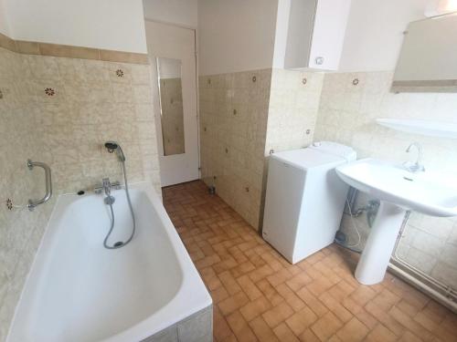 une salle de bain avec une baignoire, un lavabo et des toilettes dans l'établissement Résidence Saint Christophe - Spacieux appartement sur les Hauteurs de la Ville ! MAE-7524, à Aix-les-Bains