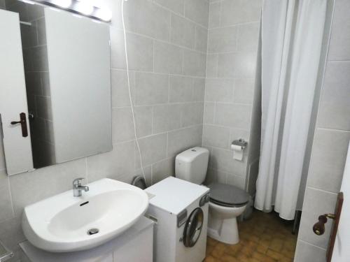 une salle de bain avec un lavabo, des toilettes et un miroir dans l'établissement Résidence Le Chateau Durieux 3 - Agréable studio, bien situé ! MAE-7574, à Aix-les-Bains