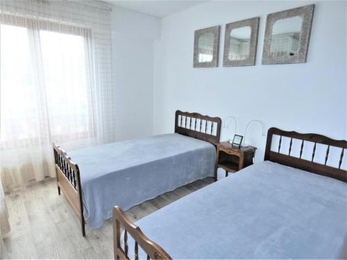 une chambre avec deux lits et une fenêtre dans l'établissement Résidence Le Chateau Durieux 3 - Agréable studio, bien situé ! MAE-7574, à Aix-les-Bains