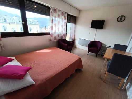 Cette chambre comprend un lit, un bureau et une fenêtre. dans l'établissement Résidence Saint Christophe - Sur les hauteurs de la ville, Ravisant studio ! MAE-7644, à Aix-les-Bains
