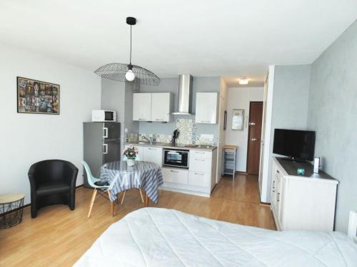 Il comprend une cuisine et un salon avec un lit et une table. dans l'établissement Résidence Le Chateau Durieux 2 - Agréable studio 2 personnes ! MAE-7344, à Aix-les-Bains