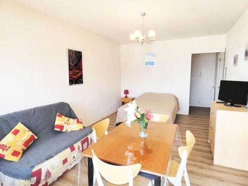 un salon avec un canapé et une table dans l'établissement Résidence Le Cheverny - Proche Parc Boisé, agréable appartement 2 personnes ! MAE-7664, à Aix-les-Bains