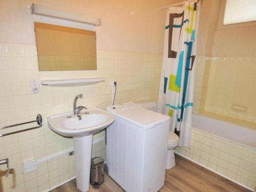 une salle de bain avec un lavabo et des toilettes dans l'établissement Résidence Le Cheverny - Proche Parc Boisé, agréable appartement 2 personnes ! MAE-7664, à Aix-les-Bains