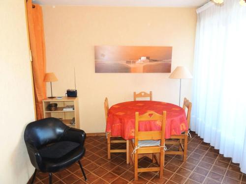 une salle à manger avec une table et des chaises rouges dans l'établissement Résidence Le Chateau Durieux 4 - Mignon studio pour 2 personnes ! MAE-7394, à Aix-les-Bains