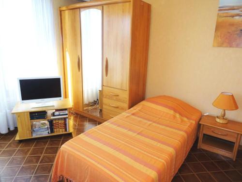 - une chambre avec un lit, une télévision et une armoire dans l'établissement Résidence Le Chateau Durieux 4 - Mignon studio pour 2 personnes ! MAE-7394, à Aix-les-Bains