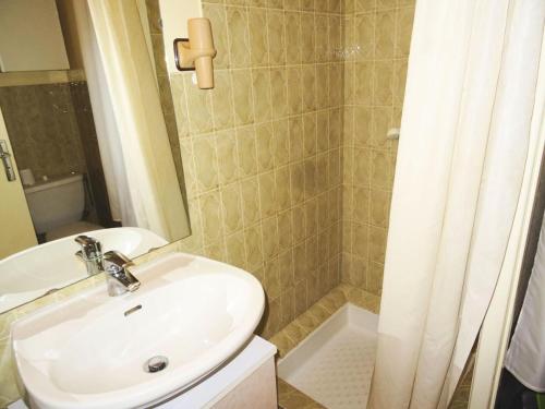 une salle de bain avec un lavabo et une douche dans l'établissement Résidence Le Chateau Durieux 4 - Mignon studio pour 2 personnes ! MAE-7394, à Aix-les-Bains
