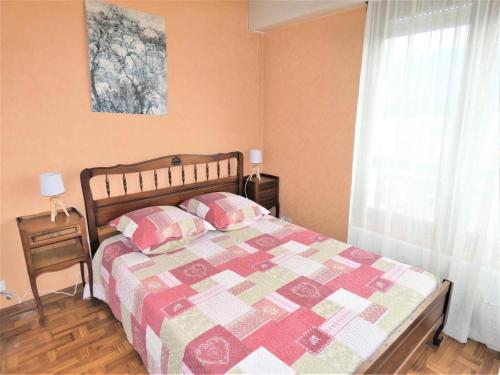 エクスレバンにあるRésidence Le Chateau Durieux 3 - Très belle vue pour ce petit studio au calme ! MAE-7724のベッドと窓のある寝室