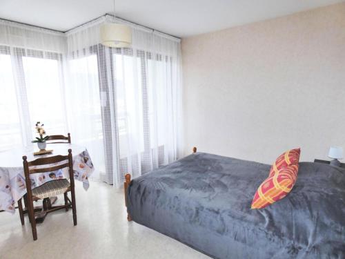 une chambre avec un lit, une table et une chaise dans l'établissement Résidence Le Chateau Durieux 4 - Vue agréable pour ce studio tout confort ! MAE-7734, à Aix-les-Bains