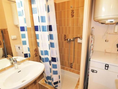 une salle de bain avec un lavabo et une douche dans l'établissement Résidence Le Chateau Durieux 4 - Vue agréable pour ce studio tout confort ! MAE-7734, à Aix-les-Bains