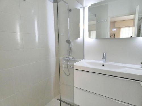 une salle de bain blanche avec une douche et un lavabo dans l'établissement Résidence Le Saint Charles A - Studio agréable et moderne à 50m des Thermes Chevalley ! MAE-7444, à Aix-les-Bains