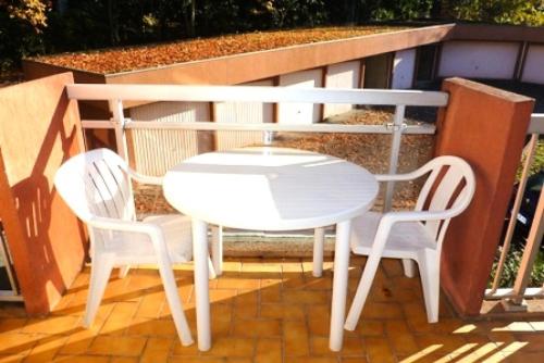 - une table blanche et 2 chaises sur la terrasse dans l'établissement Résidence Le Saint Charles A - Studio agréable et moderne à 50m des Thermes Chevalley ! MAE-7444, à Aix-les-Bains