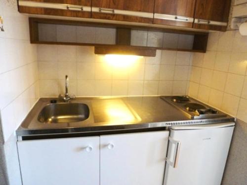 une cuisine avec un évier et un plan de travail dans l'établissement Résidence Saint Christophe - Studio agréable et ensoleillé et proche de la cure ! MAE-7764, à Aix-les-Bains