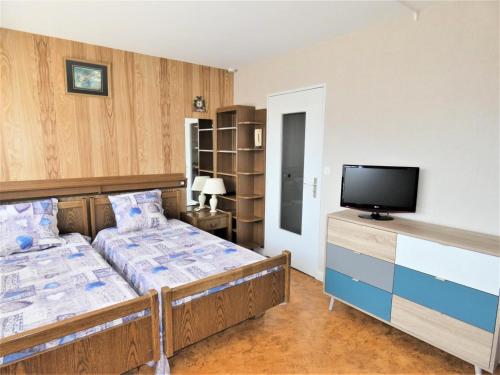 une chambre avec deux lits et une télévision à écran plat dans l'établissement Résidence Saint Christophe - Studio agréable et ensoleillé et proche de la cure ! MAE-7764, à Aix-les-Bains