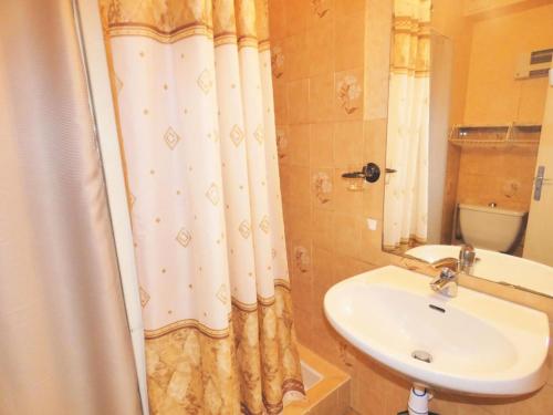 une salle de bain avec un lavabo et un rideau de douche dans l'établissement Résidence Le Chateau Durieux 4 - Studio proche tous commerces, fonctionnel ! MAE-7484, à Aix-les-Bains