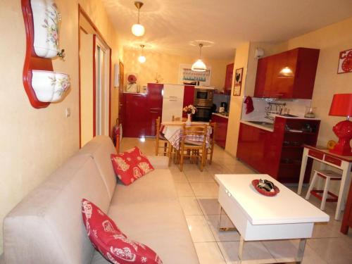 un salon et une cuisine avec un canapé et une table dans l'établissement Résidence Le Cocher De La Reine - Dans quartier agréable, logement bien équipé ! MAE-7804, à Aix-les-Bains